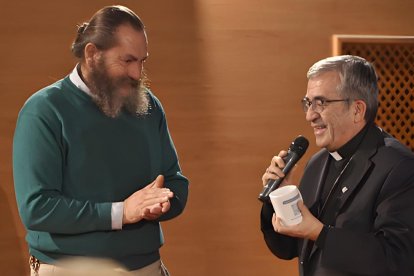 El director de 'Más Cinco', Luis C. Lagos, junto a monseñor Argüello en un preestreno de la película.