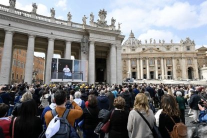 "Confiando en la misericordia de Dios Padre, continuemos rezando por la paz", pide el Papa.