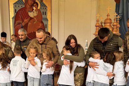 Niños de Voluntarios de Bondad abrazan a soldados heridos en una parroquia grecocatólica de Ucrania