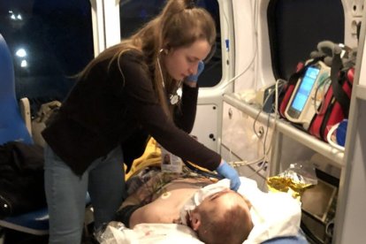 Viktoria ha decidido jugarse la vida cada día para ayudar y auxiliar a los heridos de esta guerra