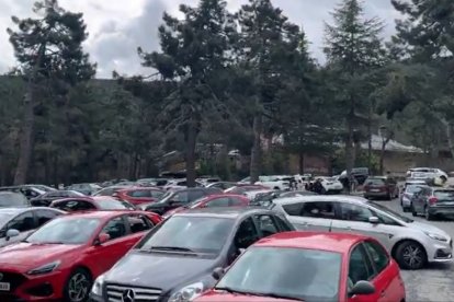 Miles de personas, en vehículos y algunos autobuses, abarrotaron las misas de este domingo en el Valle de los Caídos.