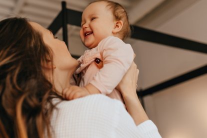 Una madre con su hijo.