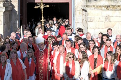 Confirmaciones de adultos con el obispo de Luçon en Pentecostés de 2024