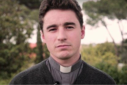 Jean Baptiste Siboulet, joven sacerdote con los estudiantes de la diócesis de Nantes, de la Comunidad de Emmanuel
