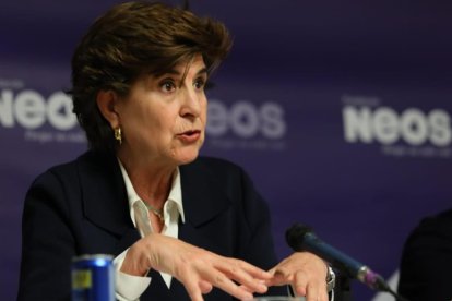 María San Gil presentando el documento España en el abismo. La ruptura de España se hace realidad.