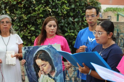 Valerie García, rezando en 40 Días por la Vida con voluntarios.
