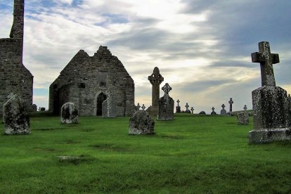 Los cementerios son la memoria viva de una comunidad y la que fija su continuidad en el tiempo y en el espacio.