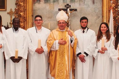 El obispo de Getafe, Ginés García Beltrán, con catecúmenos y neófitos adultos en 2018