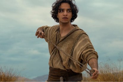 David (Michael Iskander) prepara su honda en Casa de David