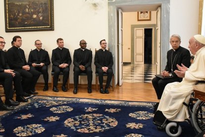 El Papa Francisco con futuros nuncios, estudiantes de la Pontificia Academia Eclesiástica, en 2022