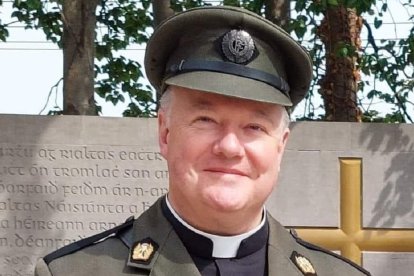 Paul Murphy es un veterano capellán militar irlandés, recibió cuchilladas en los brazos, pero abraza a su joven agresor