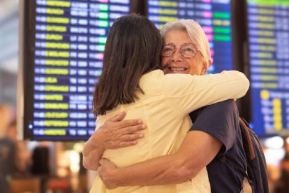 Una reunión familiar en el aeropuerto... el Papa pide facilitar descuentos en viajes a familias en Semana Santa y Navidad
