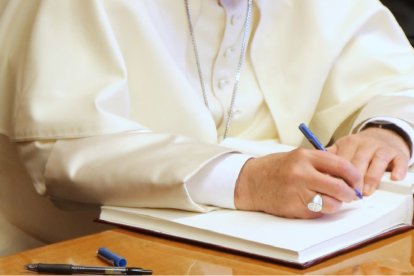 El Papa Francisco escribe a mano... durante estas semanas de dificultades para hablar, difunde sus catequesis escritas