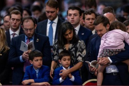 El vicepresidente de Estados Unidos, JD Vance, y su familia, en la Liturgia de la Pasión del Señor en la Basílica de San Pedro.