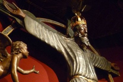 Las "majestades" románicas son representaciones de Cristo crucificado vestido, vivo y sin heridas, expresando ya en la misma Cruz su triunfo sobre el dolor y la muerte. Muchas de estas imágenes están coronadas o solían coronarse para completar simbólicamente esa victoria, como el 'Volto Santo' [Santa Faz] de Lucca (Toscana, Italia).