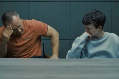 Escena de 'Adolescencia', con el padre y el hijo.