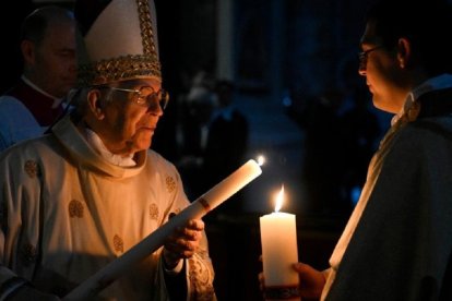 El cardenal Re, 91 años, Decano del Colegio Cardenalicio, con el cirio pascual en la Vigilia Pascual de 2025 en el Vaticano