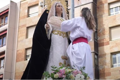 La camarera de la Virgen en la procesión del Encuentro del Domingo de Pascua en Cuenca