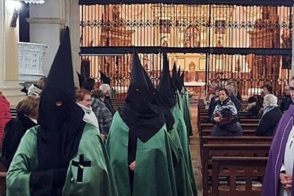 El obispo Mikel Garciandía con cofrades de Palencia; es el responsable de la religiosidad popular en Conferencia Episcopal