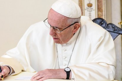Francisco escribiendo.