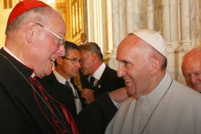 El cardenal Timothy Dolan, arzobispo de Nueva York, saluda a Francisco durante su visita a Nueva York en septiembre de 2015.