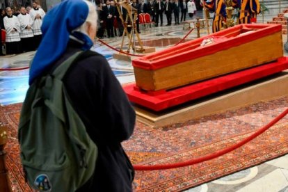 Genoveva Jeanningros estuvo unos minutos en oración y llanto ante el cadáver de Francisco.