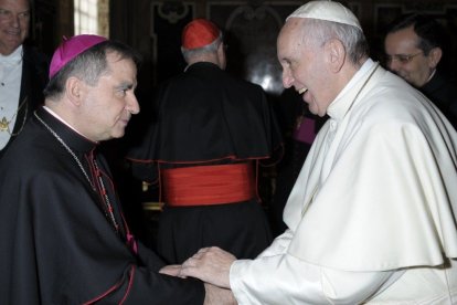 Francisco con el cardenal Angelo Becciu, quien fue secretario para Asuntos Generales en la Secretaría de Estado y prefecto de la Congregación para las Causas de los Santos.