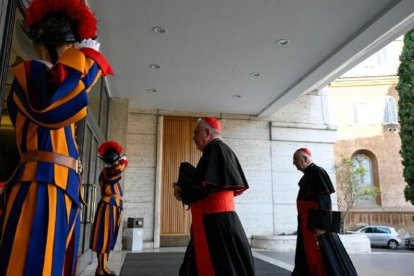 Cardenales llegan a la primera de las Congregaciones Generales, el Martes de Pascua