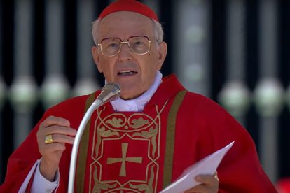 El cardenal Re leyó con énfasis las últimas palabras de su intervención, subrayando la petición de oraciones por el Papa, pero también a él.