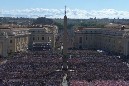 La Via Conciliazone también se llenó de fieles para asistir al funeral en la distancia.