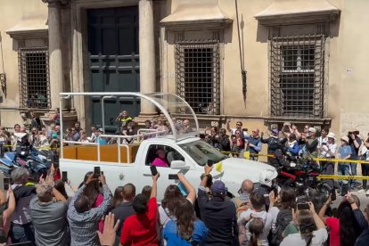 Papamóvil con el féretro de Francisco.
