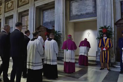 Rezando ante la tumba de Francisco.