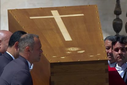 Los 'sediari' pontificios, portadores del féretro de Francisco, lo expusieron brevemente ante los fieles al final de la misa de exequias.