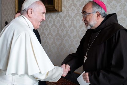 Francisco saluda al arzobispo de Oviedo durante la visita 'ad limina' de diciembre de 2021 a la que hace referencia en el artículo.
