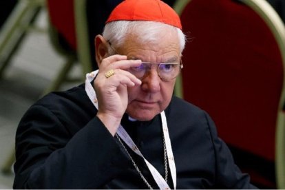 El cardenal Müller habla con la prensa estos días y recuerda que el oficio petrino, el trabajo del Papa, tiene unos límites