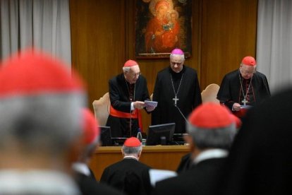 Momento de la oración inicial en la sexta congregación general de cardenales previa al cónclave.