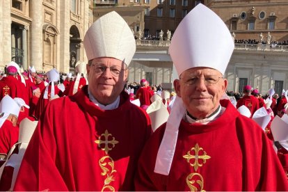 En el funeral del Papa Francisco, posaron el obispo Bätzing, de Limburg, y Neymeyr, de Erfurt
