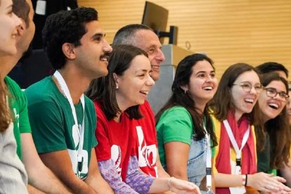 Jóvenes voluntarios católicos de la JMJ de Lisboa en 2023