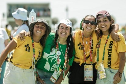 Jóvenes católicos, voluntarios y peregrinos en la JMJ de Lisboa de 2023