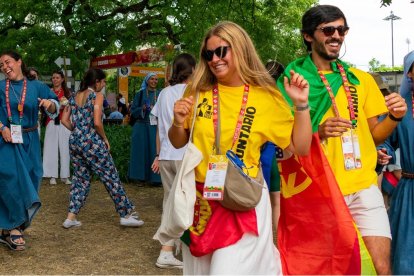 Religiosas de Iesu Communio cantan y bailan con jóvenes peregrinos y voluntarios en la JMJ de Lisboa de 2023