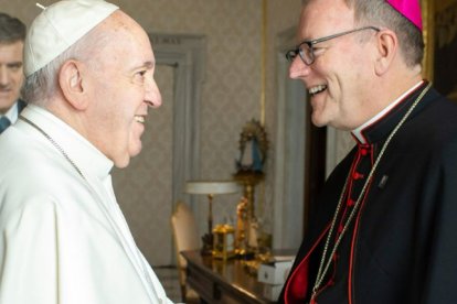 El Papa Francisco, con Robert Barron, a quien nombró obispo auxiliar de Los Ángeles en 2015 y obispo de Winona-Rochester en 2022.