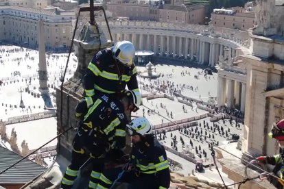 Bomberos en la chimenea del cónclave.