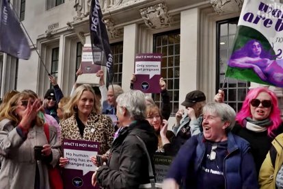 Un grupo de mujeres celebran el 16 de abril, a las puertas del Tribunal Supremo británico, la sentencia que acaba con la discriminación impuesta por la ideología de género.