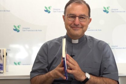 Ignacio Carbajosa, con otro de sus libros.