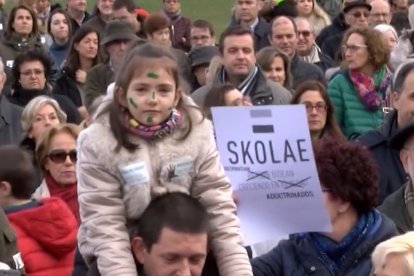 Concentración de protesta contra el programa de adoctrinamiento del gobierno navarro, Skolae.