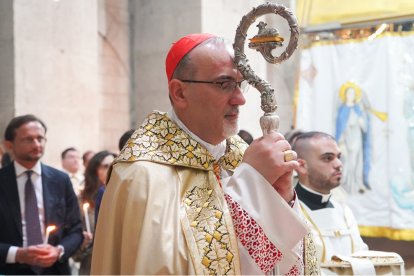 El cardenal Pierbattista Pizzaballa de Jerusalén, con el báculo de pastor y obispo