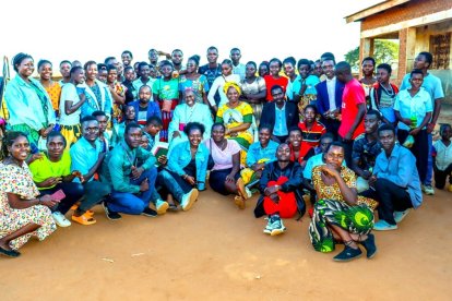 El obispo auxiliar de la Archidiócesis de Lilongwe (Malawi), Mons. Vincent Mwakhwawa, con jóvenes de la diócesis