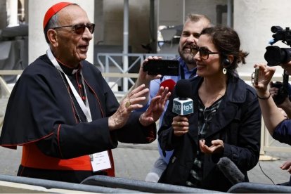 El cardenal Omella, en las calles de Roma, habla con periodistas en los días previos al Cónclave de 2025