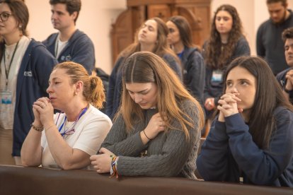 Jóvenes católicos en oración... muchas personas van a orar estos días por el Cónclave de 2025