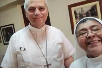 Sor Margarita con el obispo Prevost en Chiclayo, trabajaron juntos en formación de catequistas